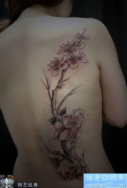 美女背部潮流流行的桃花纹身图片