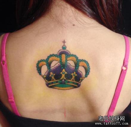 女孩子背部潮流精美的皇冠纹身图片