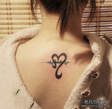 女人背部一幅图腾爱心与心电图纹身图片