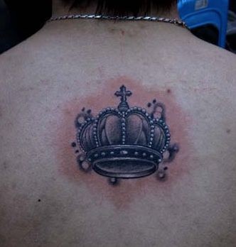 背部好看的黑灰皇冠纹身图片