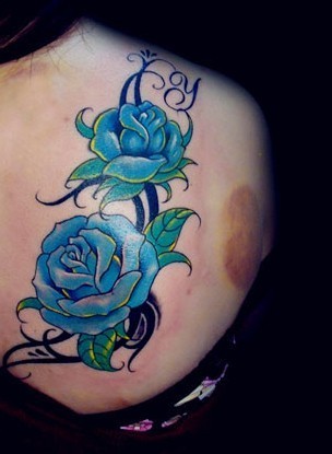 女士后背蓝色玫瑰纹身图案