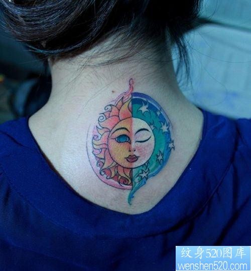 女孩子背部一幅太阳与月亮纹身图片