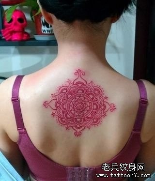 女人背部精美的印度风格图腾纹身图片