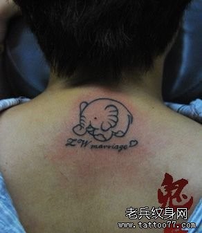 背部一幅图腾大象字母纹身图片