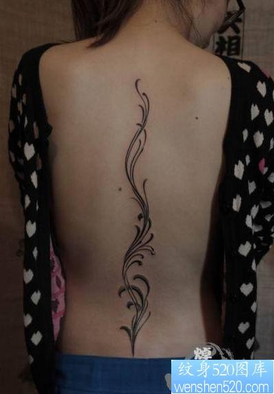 女孩子背部好看的藤蔓纹身图片