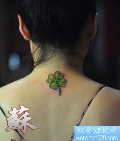 女人背部一幅彩色四叶草纹身图片
