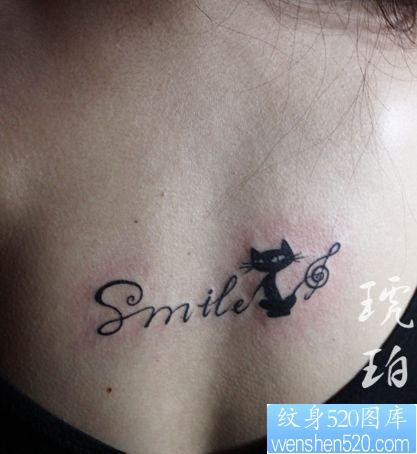 女孩子背部潮流流行的图腾猫咪字母纹身图片