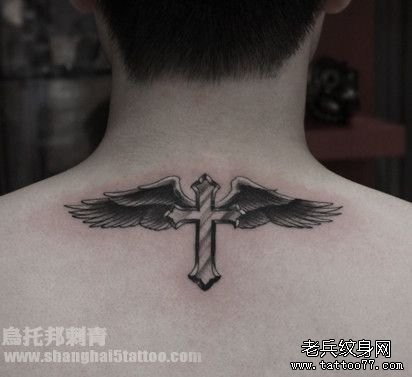 背部一幅精美的十字架翅膀纹身图片