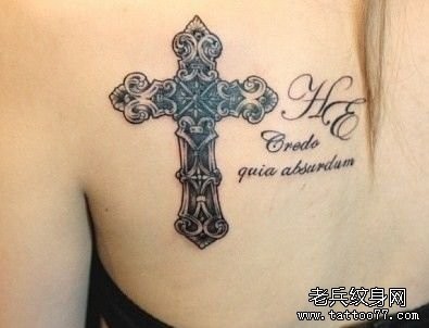 女人背部精美的十字架字母纹身图片