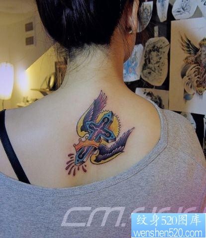 女孩子背部好看的十字架与翅膀纹身图片