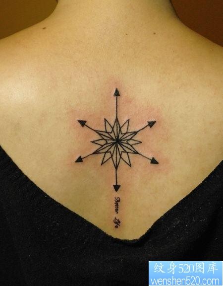 女人背部一幅图腾指南针纹身图片