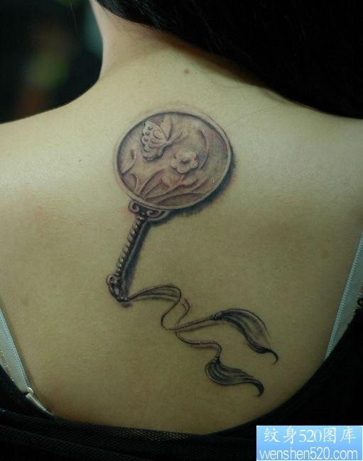 女人背部一幅古典小扇子纹身图片