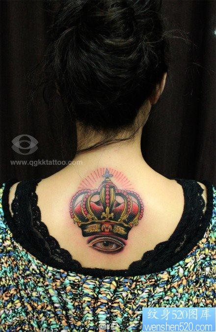 女人背部好看的皇冠纹身图片