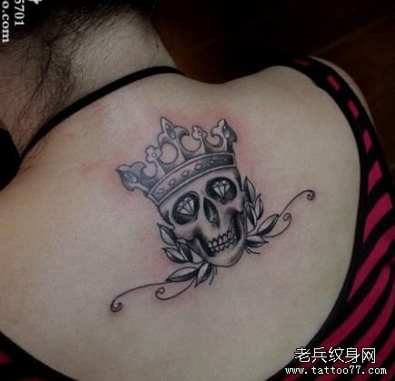 女孩子背部精美潮流的戴皇冠的骷髅纹身图片