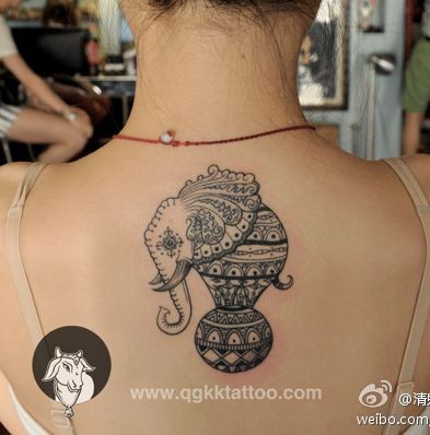 女孩子背部精美好看的大象纹身图片