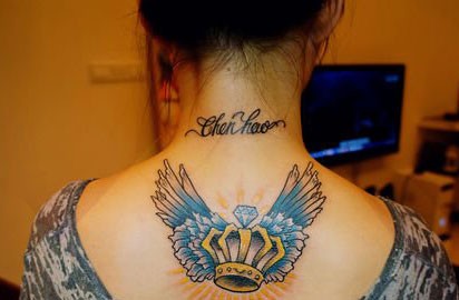 美女背部一幅皇冠与翅膀纹身图片