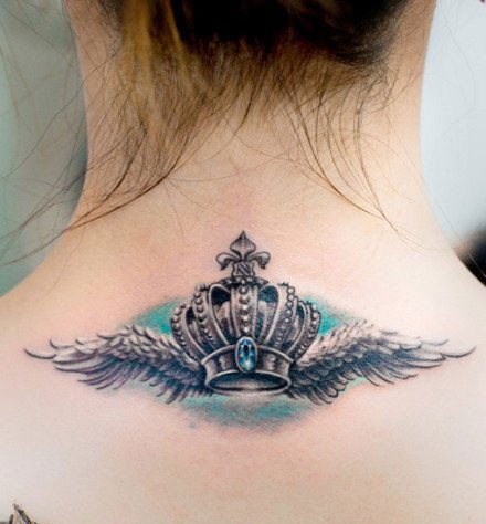 美女背部一幅皇冠与翅膀纹身图片