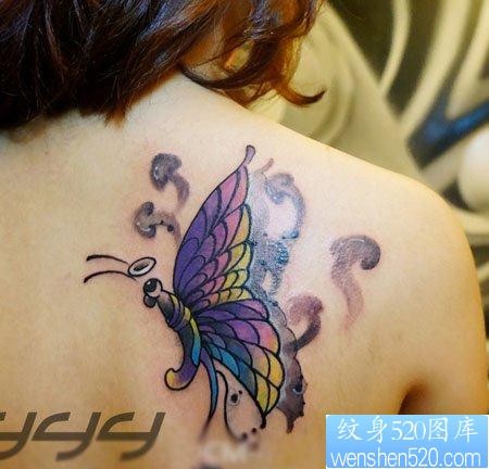 女孩子背部漂亮的彩色蝴蝶纹身图片