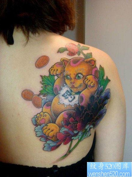女孩子背部好看的彩色招财猫纹身图片