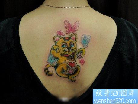 美女背部好看的彩色招财猫纹身图片