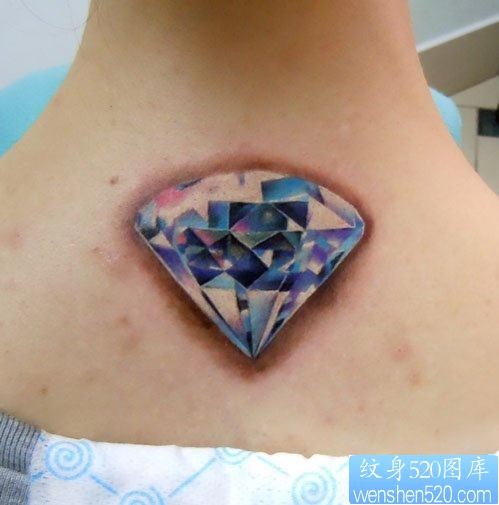 女人背部精美的彩色钻石纹身图片