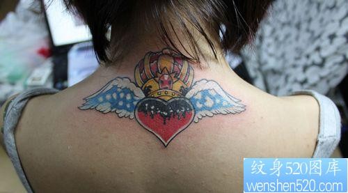 女孩子背部爱心翅膀皇冠纹身图片
