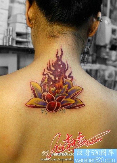 美女背部好看的莲花与火焰纹身图片