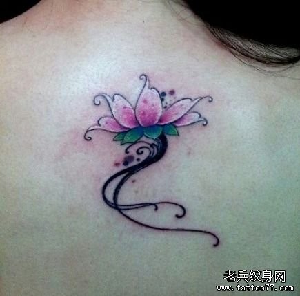 女人背部一幅唯美简单的莲花纹身图片