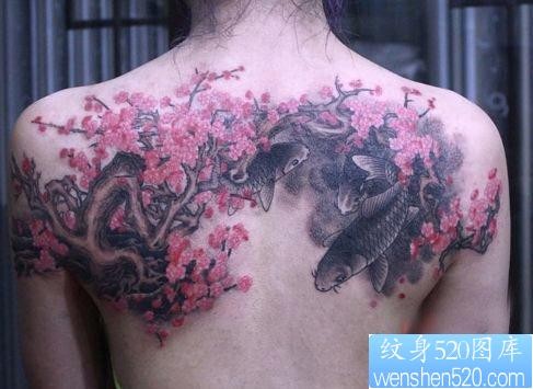 女人背部水墨画梅花雨鲤鱼纹身图片
