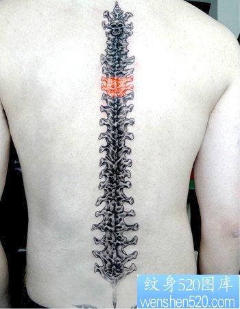背部超帅的脊椎骨头纹身图片