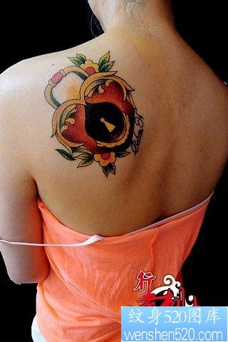 女人背部好看的爱心锁纹身图片