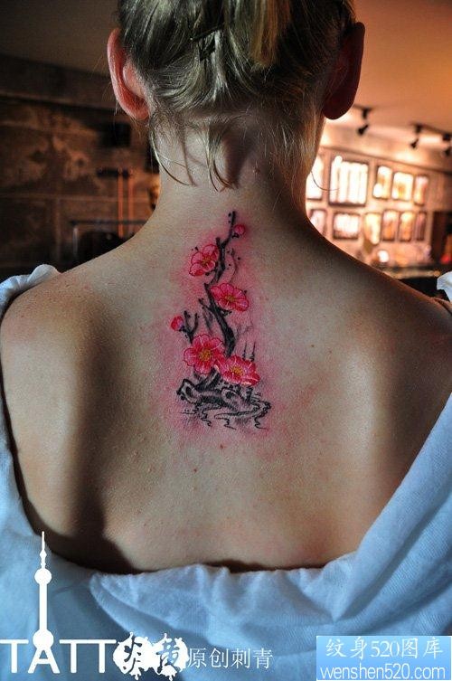 女人背部好看的彩色梅花纹身图片