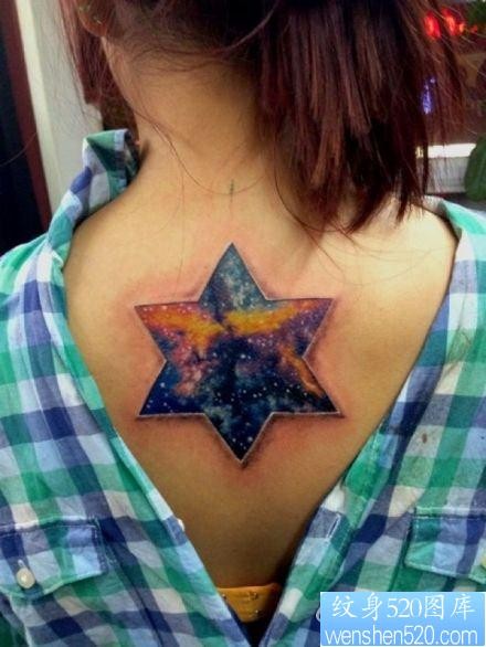 美女背部漂亮的五角星星空纹身图片