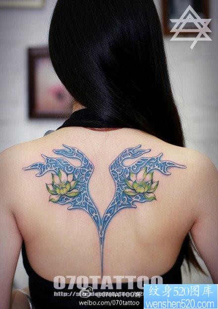 美女背部漂亮潮流的彩色莲花纹身图片