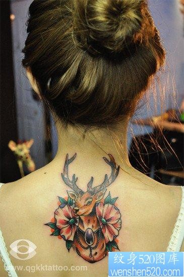 女孩子背部潮流经典的小鹿纹身图片