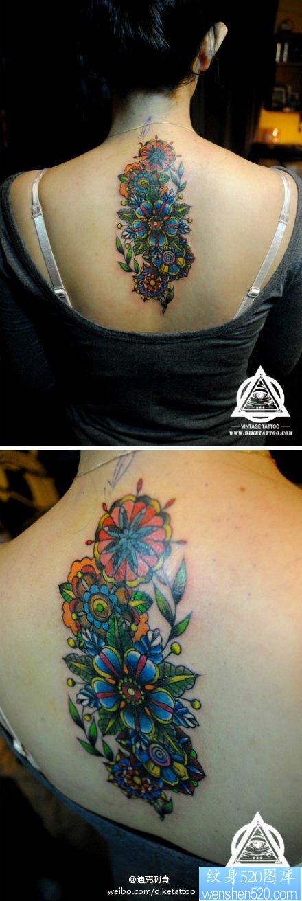 女人背部潮流好看的花卉纹身图片
