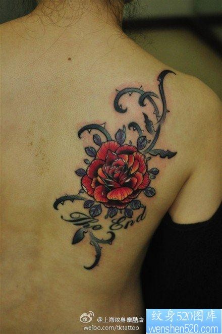 女人背部漂亮的彩色玫瑰花纹身图片