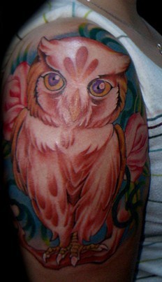 手臂彩色猫头鹰纹身图案