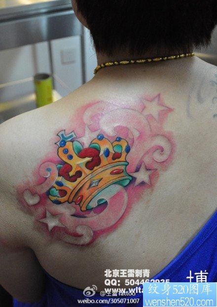 女人背部好看的彩色皇冠纹身图片