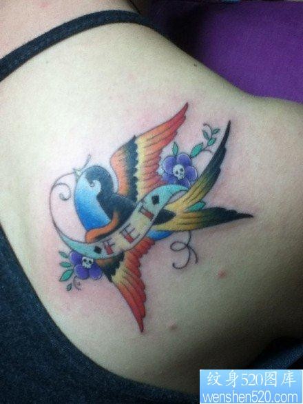 美女肩背好看的彩色小燕子纹身图片