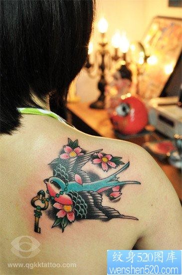女孩子背部潮流漂亮的小燕子纹身图片