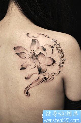 女人背部唯美写意的水墨莲花纹身图片