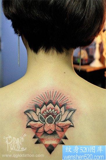 女人背部潮流漂亮的莲花纹身图片