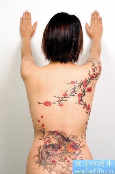 女性背部漂亮潮流的水墨鱼纹身图片