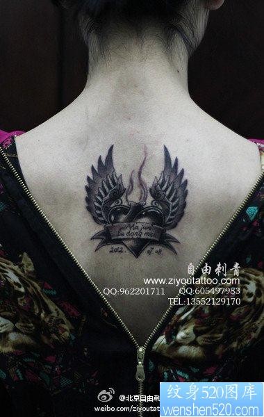 女人背部好看唯美的爱心翅膀纹身图片