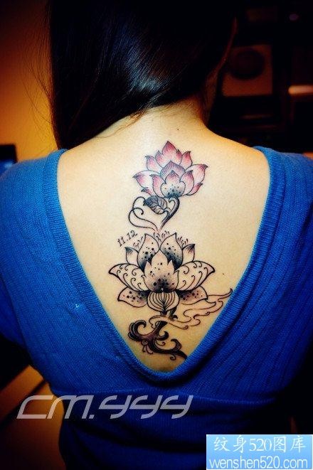 女孩子背部唯美好看的莲花纹身图片