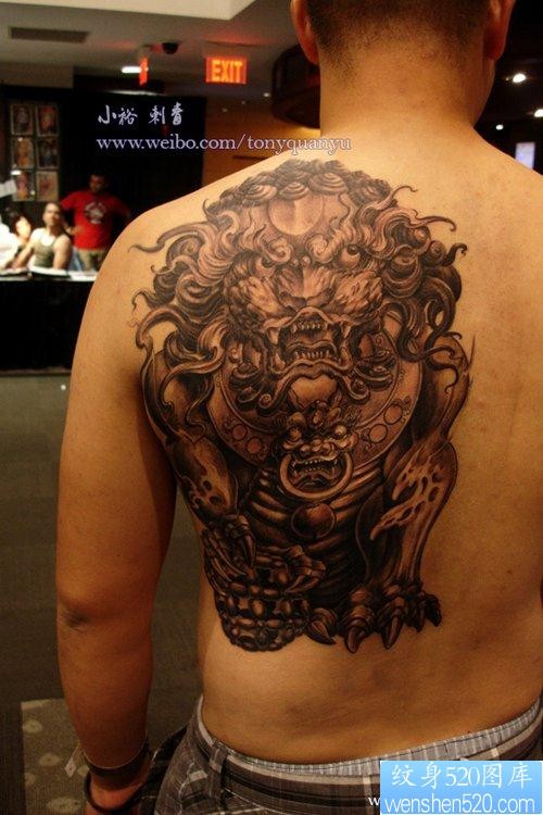 男生肩背超酷的石狮子纹身图片