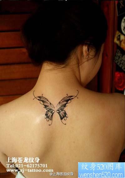 美女背部潮流漂亮的蝴蝶纹身图片