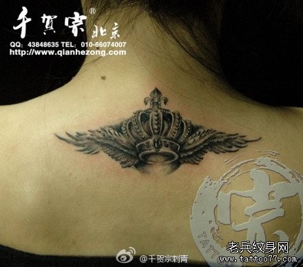 女人背部潮流好看的皇冠翅膀纹身图片