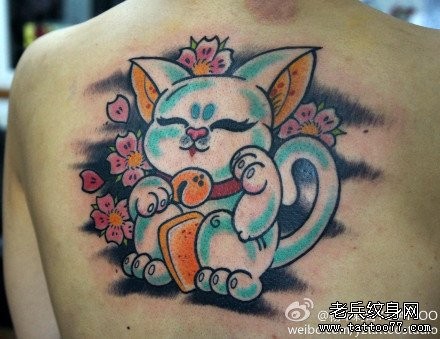 男生背部潮流可爱的招财猫纹身图片